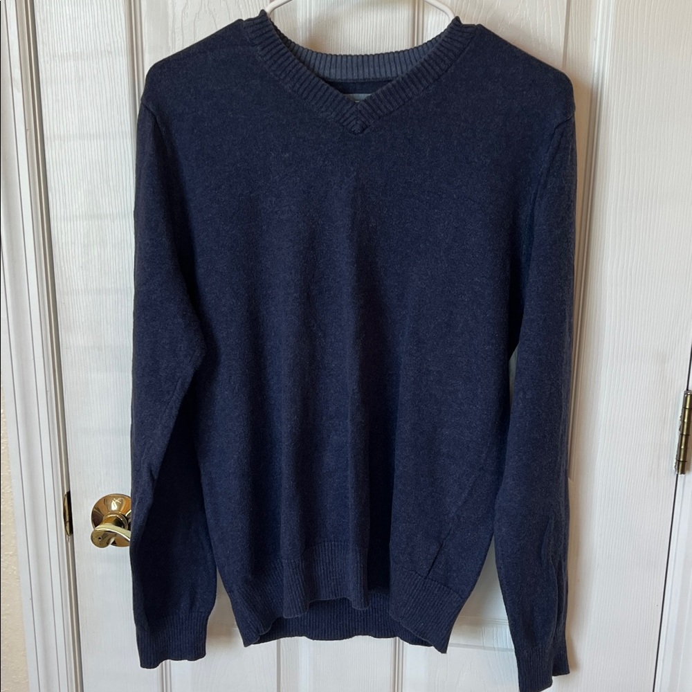 Old Navy Men's V-Neck Cotton and Cashmere Sweater in Navy